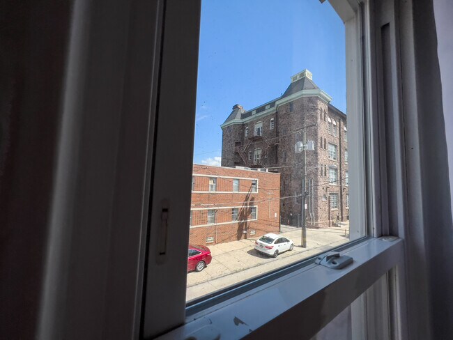Building Photo - 2344 1/2 E Tucker St