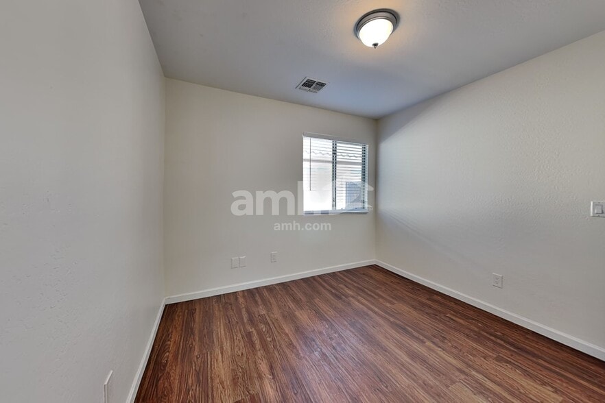 Building Photo - 1417 W Belmont Red Trail