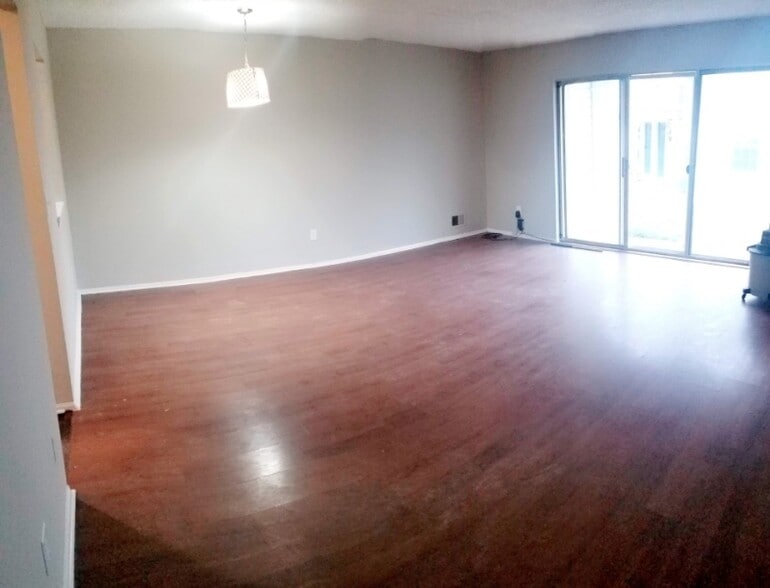 Building Photo - 307 Tulip Ln