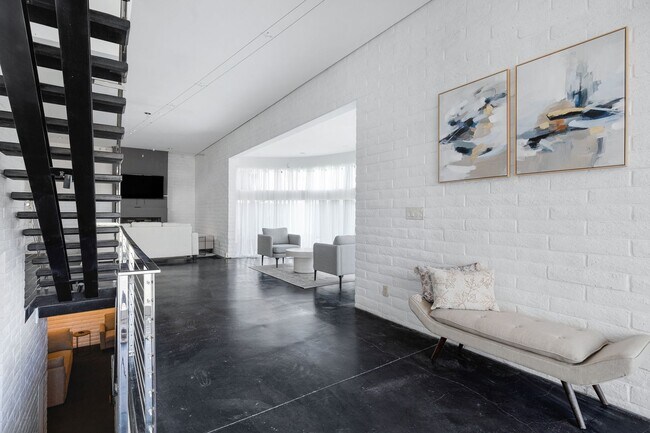 Building Photo - Mid-century modern home in Arcadia with pr...