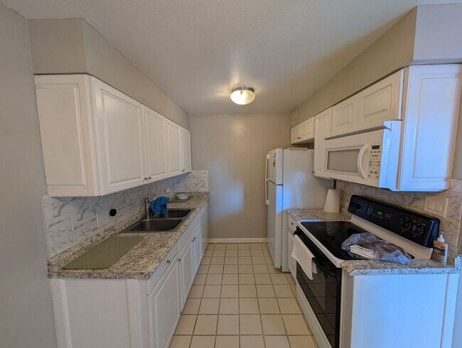 Building Photo - Updated Ground Floor 2/1 **Water/Sewer Included**