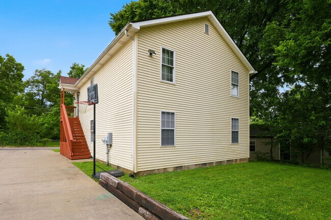 Building Photo - 297 Young St