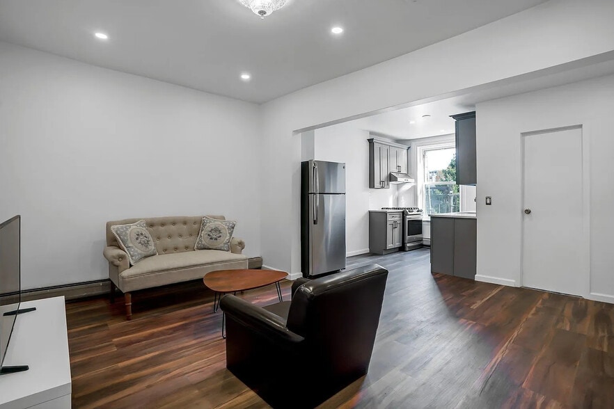 Building Photo - 245 4th St