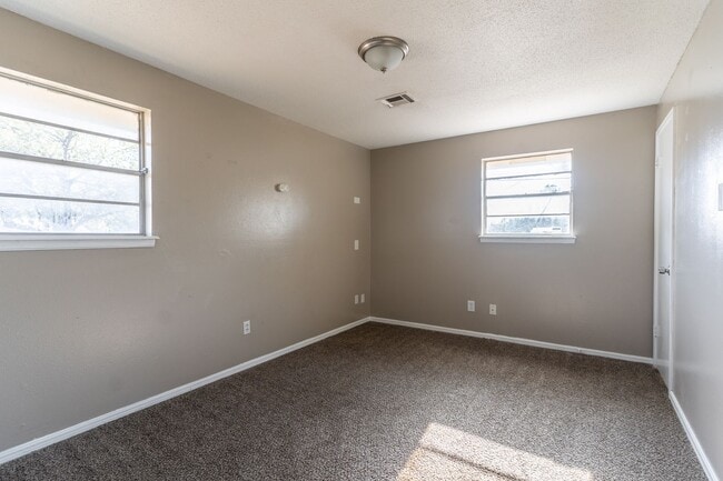 Building Photo - Cute 4 bedroom House