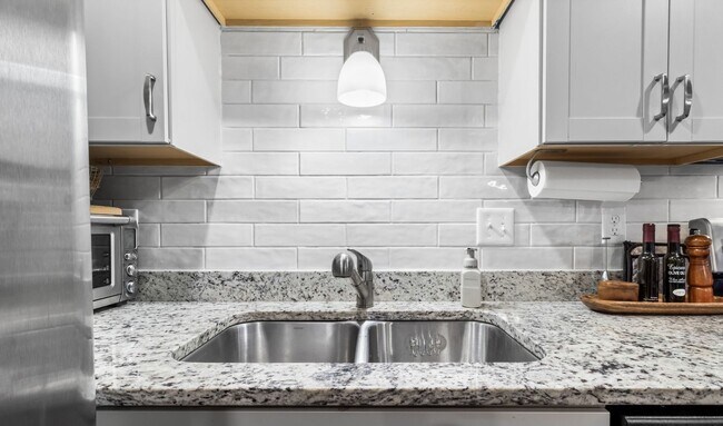Building Photo - 3 Bedroom Pet Friendly Condo For Rent in Sango Area!