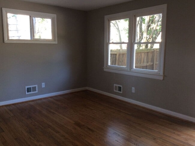 Building Photo - Charming 2Bed/1Bath Triplex in North Raleigh!