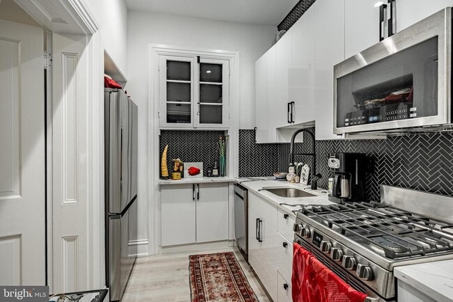 Building Photo - 305 S Walnut St