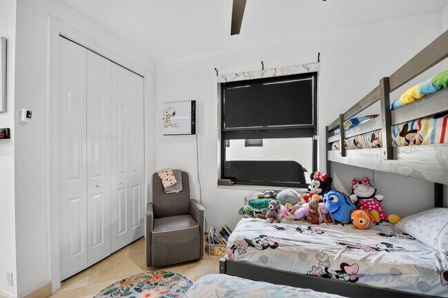 Building Photo - 10337 Trianon Pl