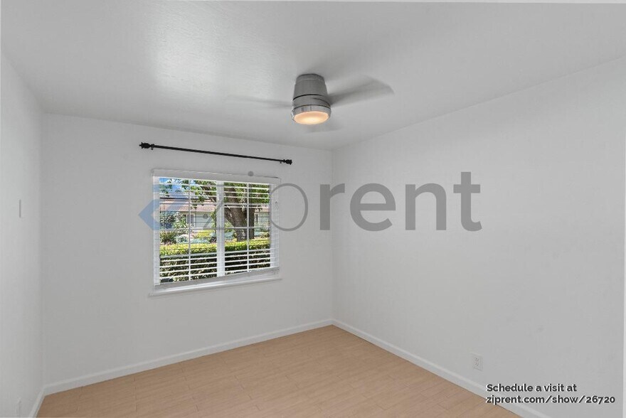Building Photo - Unit