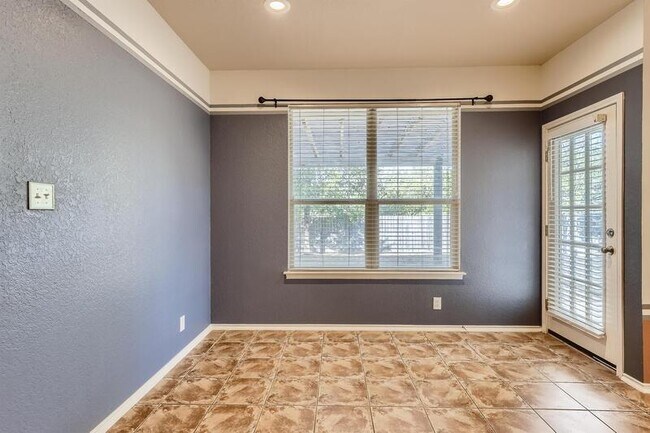 Building Photo - 8803 Redwood Bend