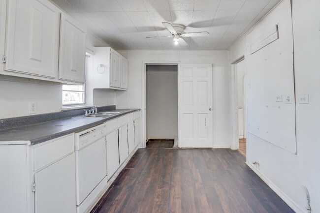 Building Photo - 901 N Howeth St