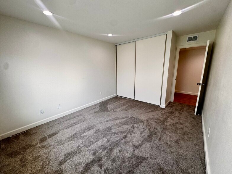 Building Photo - 1102 Cleghorn Dr