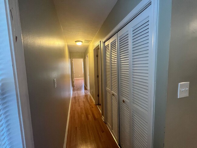 Building Photo - Beautiful 2 bedroom 1 bath unit