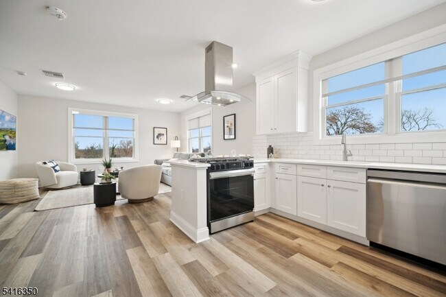 Building Photo - 246 Main St