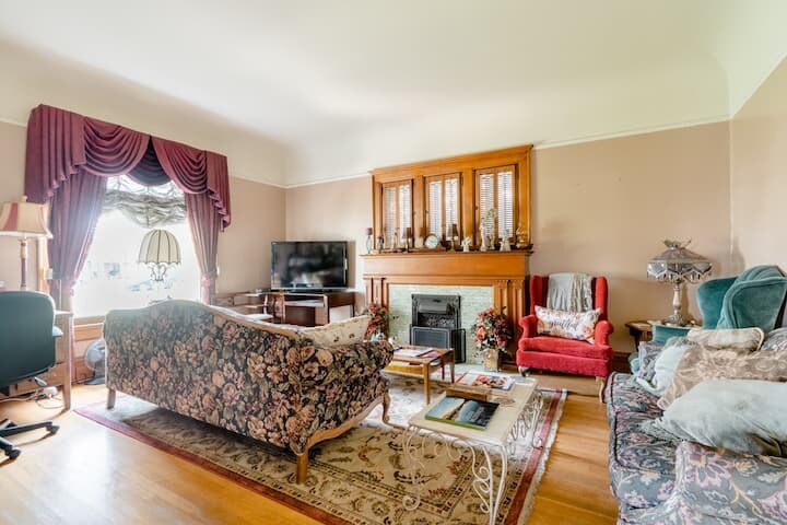 Parlor - 2374 Mission Inn Ave