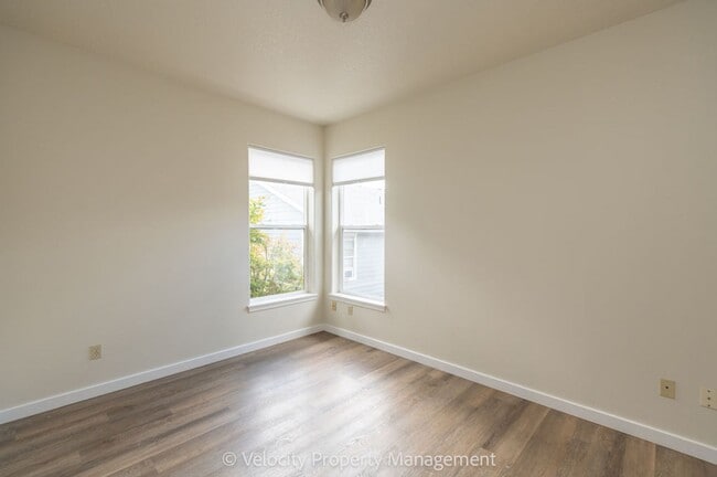 Building Photo - 1025 NE Rambling Ln