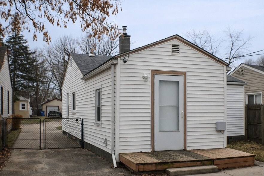 Building Photo - 11055 Chapp Ave