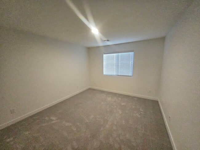 Building Photo - Los Lagos 3 Bed Room Home with Lake Views