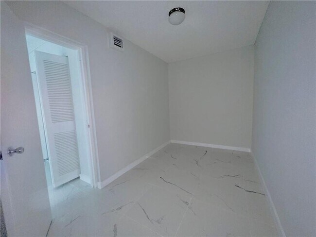 Building Photo - 701 N Pine Island Rd