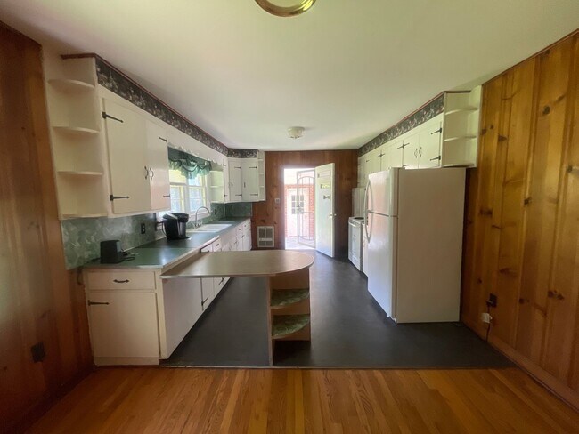 Building Photo - 2 Bedroom / 1 Bath Brick Home Jonesborough...