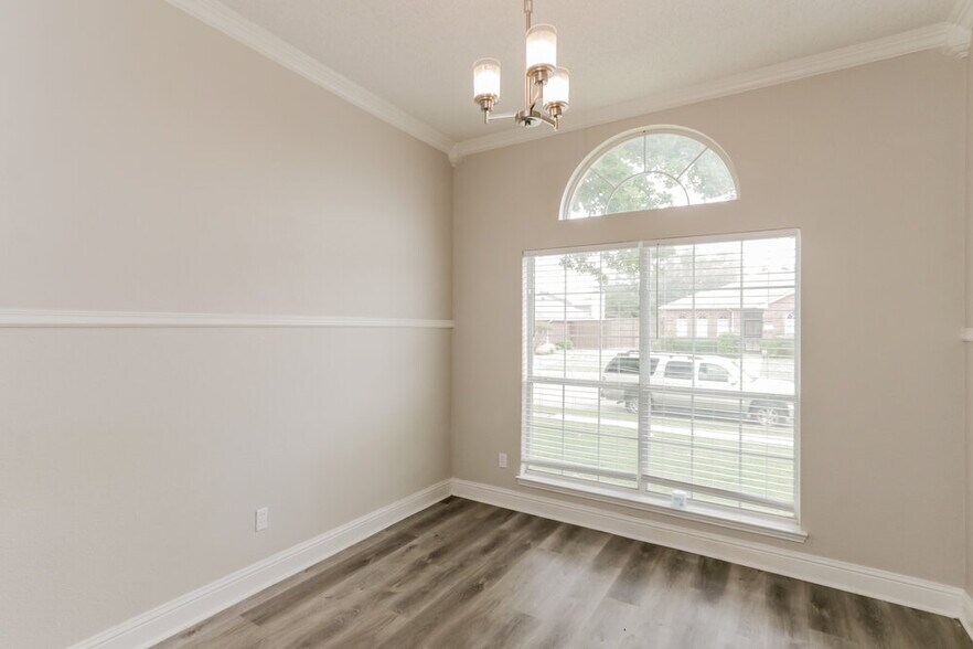 Building Photo - 2524 Hackberry Creek