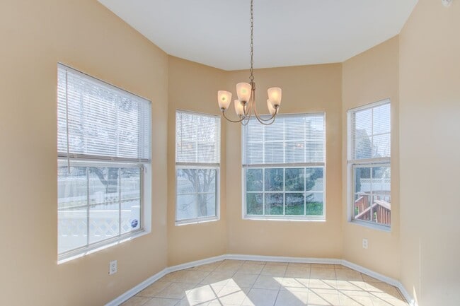 Building Photo - 3 Bed, 2.5 Bath Home Conveniently Located ...