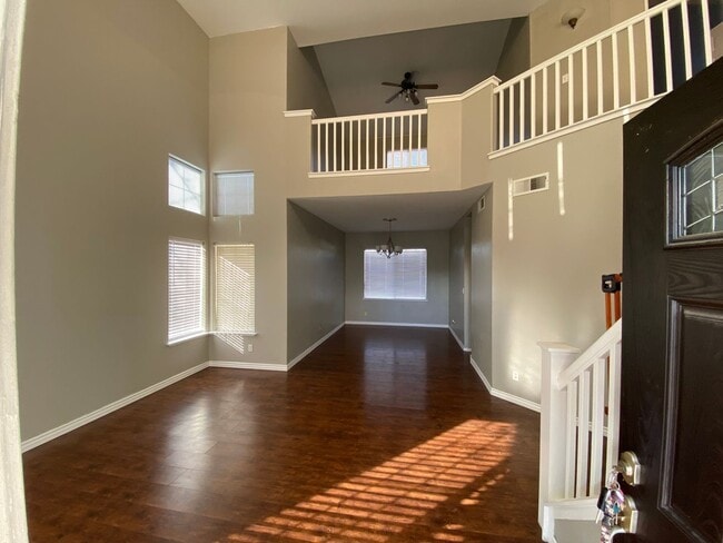 Building Photo - Great North Hanford Location