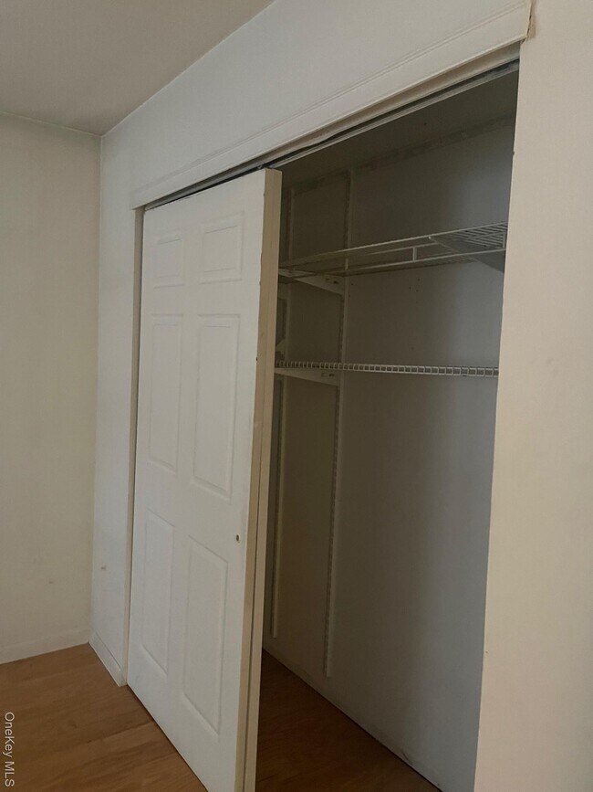 Building Photo - 185 E Parkview Dr