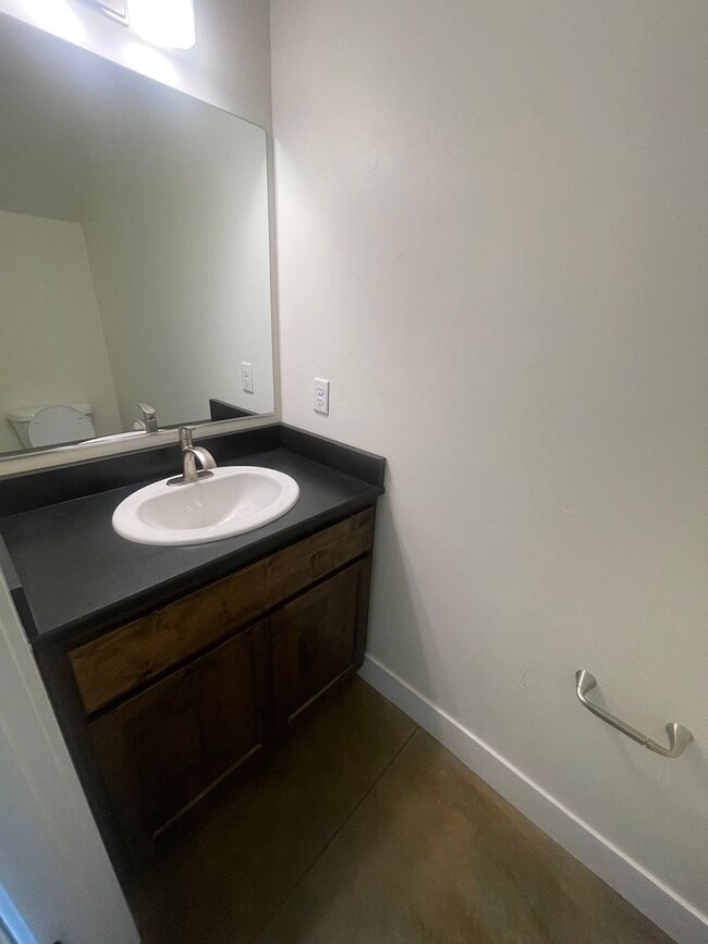 Building Photo - Stunning Three Bedroom Town Home In Lebanon OR!