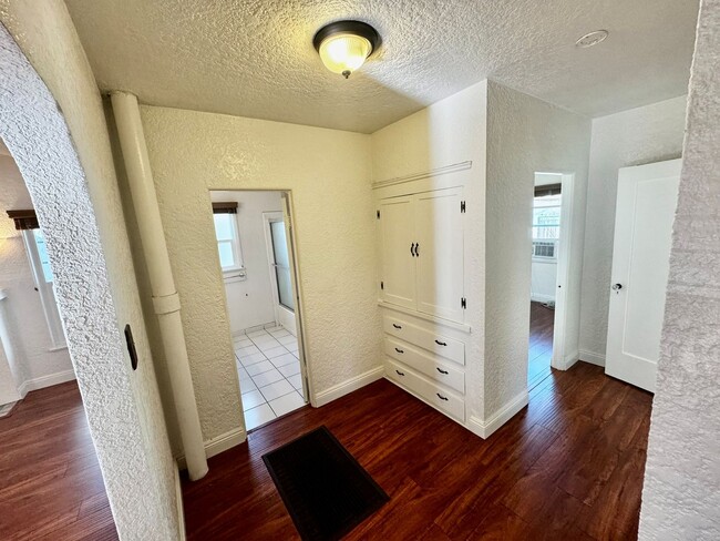 Building Photo - Beautiful Front House 2 Bed 1 Bath