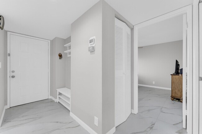 Building Photo - 7192 Huntington Ln