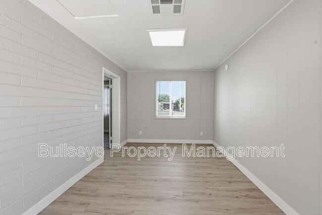 Building Photo - 1102 N 28th Pl