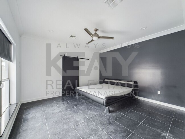 Building Photo - Three Bedroom Home in Sunset!