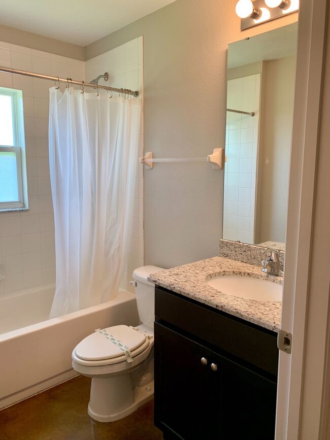 Building Photo - MOVE IN SPECIAL- 2/2 Duplex  in St. Cloud Close to Lakefront