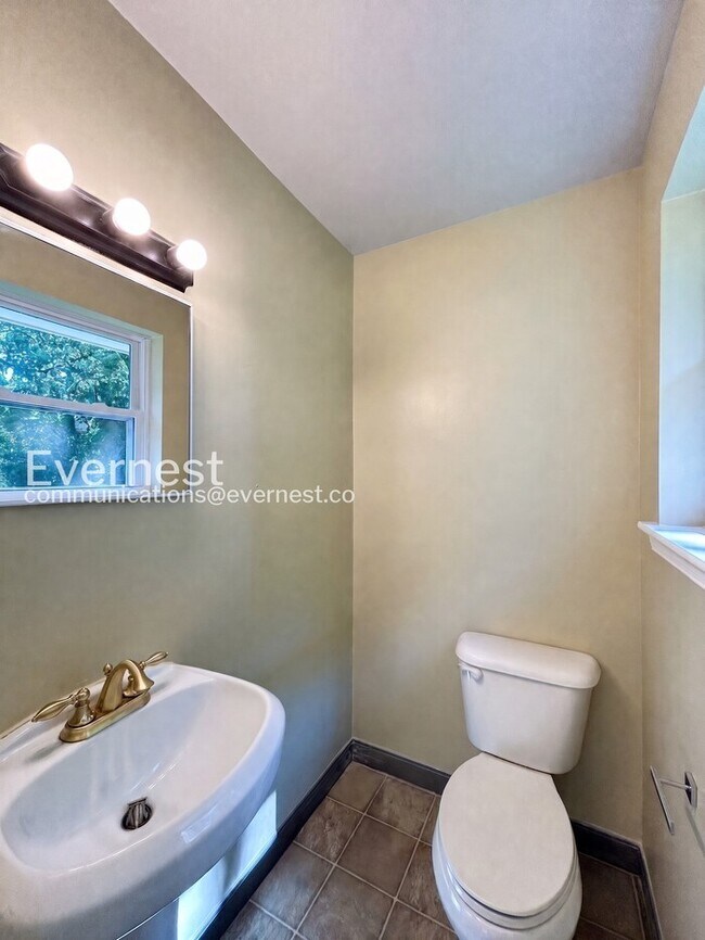Building Photo - 3 Bed, 1.5 Bath Home with Off-Street Parking / Pet-Friendly / Available Now!