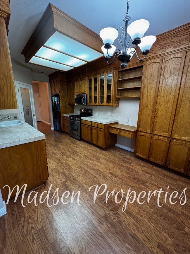 Building Photo - 121 Hart Ln