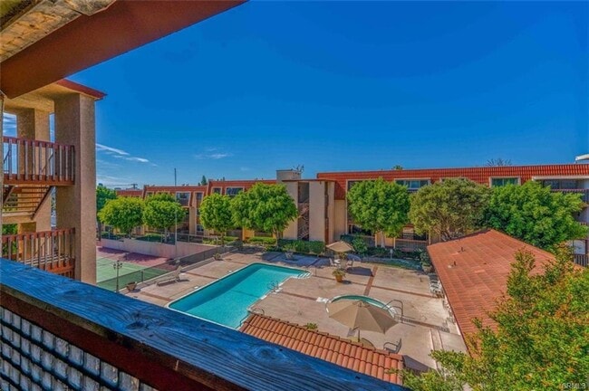 Building Photo - Resort-Style Living in Signal Hill - 2 Bed/2 Bath Condo for Lease