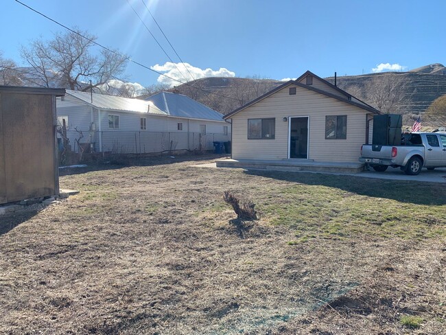 Building Photo - Updated 4 Bed Home with Large Yard