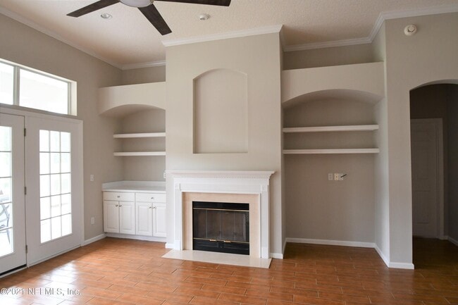 Building Photo - 925 Lotus Ln S