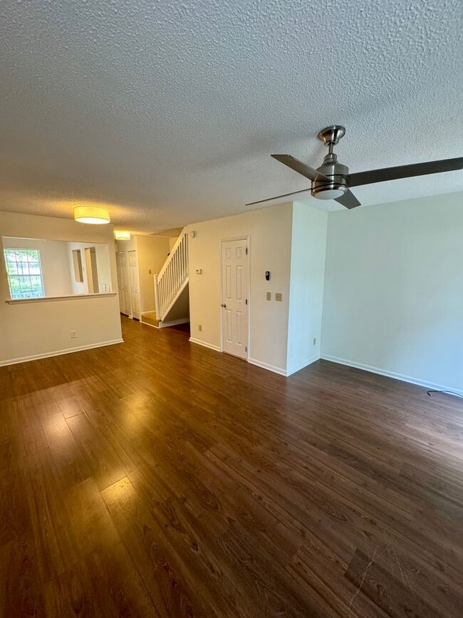 Building Photo - Cozy, 2BR, 2.5BA Townhouse in Raintree