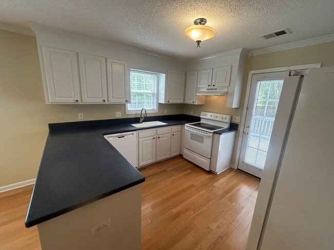 Building Photo - 208 Charles Towne Ct