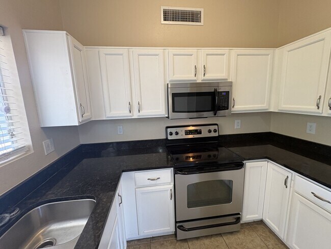 Building Photo - Move in ready east side rental