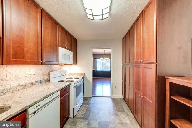 Building Photo - 203 Yoakum Pkwy