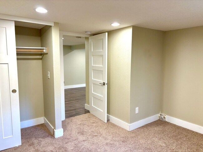 Building Photo - Portsmouth Neighborhood Updated 3-Story Ho...