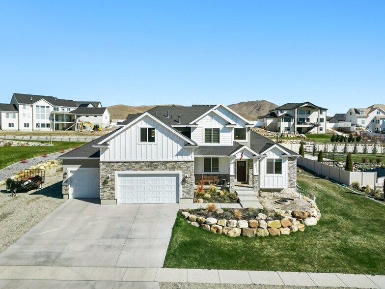 Building Photo - 2795 E Lakeside Dr