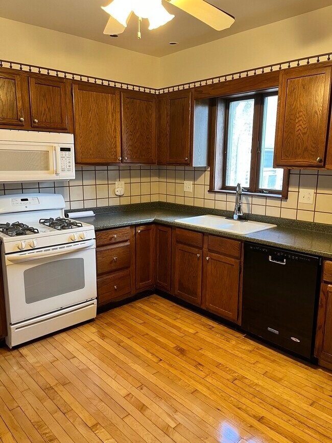 Building Photo - 5350 W Wilson Ave