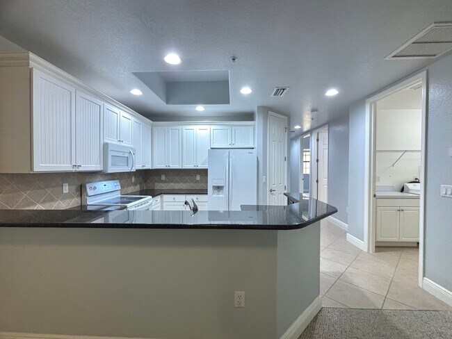 Building Photo - Spacious 3 Bed, 2 Bath Condo with 1 Car Ga...