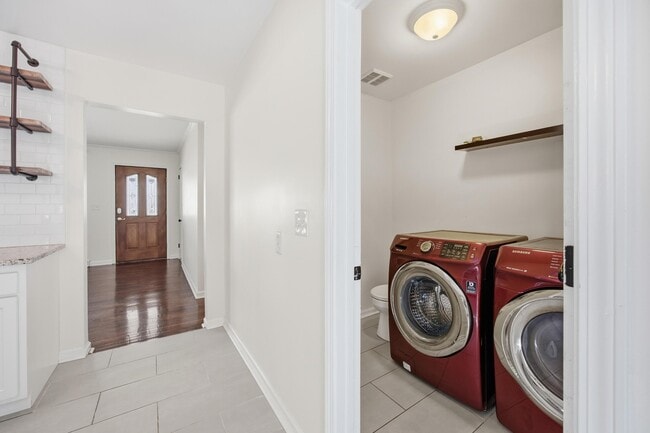 Building Photo - 2147 Palms Dr