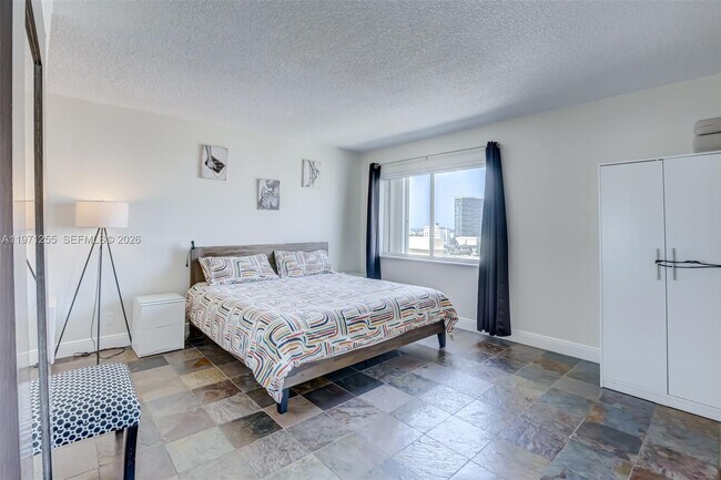 Building Photo - 401 Golden Isles Dr