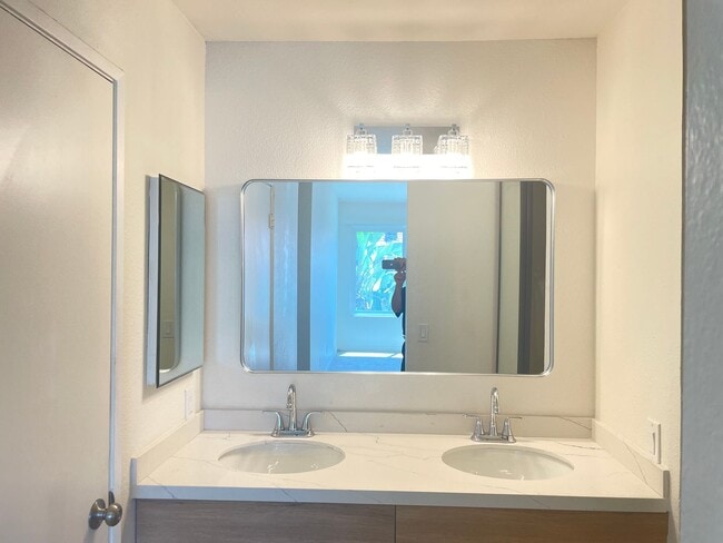 Building Photo - Stylish 3-Bedroom Retreat in the Highly De...